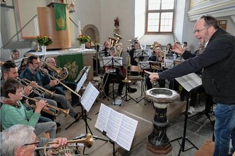 Musiker aus ganz Sachsen üben in Zschorlau - Christian Sprenger (rechts), Professor der Musikhochschule in Weimar, hat den Workshop in Zschorlau geleitet. 