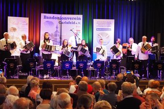 Musiker aus Südamerika besuchen Carlsfeld: Bandonionverein veranstaltet großes Festival - Im Bürgergarten Stollberg spielt das Bandonionorchester Carlsfeld seit über zehn Jahren.
