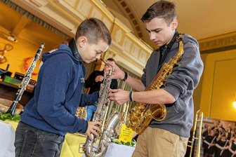 Musiker des Jugendblasorchesters Auerbach präsentieren ihre Instrumente - Das Jugendblasorchester Auerbach stellte sich zum Tag der offenen Tür der Scholl-Oberschule vor. Im Bild zeigt Jean-Pascal Fehlkamm (rechts) Timo Bauer das Saxophon.