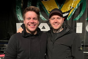 Musiker-Duo aus dem Vogtland fiebert Auftritt beim MDR-Jump-Hörerkonzert mit Johannes Oerding entgegen - Pascal Fläschendräger und Pascal Meyer (r.) aus Reichenbach treten am Dienstag im Vorprogramm beim MDR-Jump-Hörerkonzert mit Johannes Oerding im Kloster Anrode in Thüringen auf.
