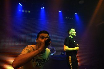 Musiker im Chemnitzer Weltecho: Die Jungs aus dem Hinterland - Albert Münzberg (rechts) und Pablo Himmelspach sind die Hinterlandgang. Am Freitagabend begeisterten sie mit authentischem Rap im Weltecho.