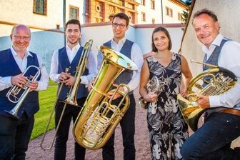 Musiker machen neue, reizvolle Erfahrung - Während des Konzerts mussten sie sich trennen: die Musiker des Münchner Blechbläserquintetts Harmonic Brass.