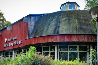 Musiker rocken für Erhalt ihrer Bühne am Klein-Erzgebirge - Steht nach der Insolvenz der Erzgebirgs-Miniaturschau Oederan GmbH zum Verkauf: das Haus am Klein-Erzgebirge. Hier fanden in der Tenne-Etage auch seit Jahren sehr erfolgreiche Klub-Konzerte statt. 