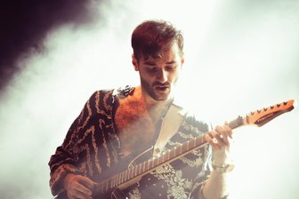 Musiker startet im Vogtland durch – so wird bei der Oster-Premiere im „Saustall“ gerockt - Steht für charismatische Bühnen-Shows: Robert Simon. Jetzt kehrt der Gitarrist und Sänger für das erste Konzert mit neuer Band ins Vogtland zurück.