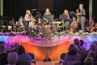 Musiker, Tänzer und Chorgemeinschaft begrüßen das neue Jahr -