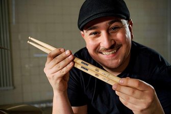 Musiker trommelt für Rohema in Markneukirchen - Schlagzeuger Felix M. Lehrmann.