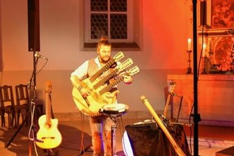Musiker überzeugt mit 42-saitiger Harfengitarre - Vicente Patíz mit seiner 42-saitigen Harfengitarre beim Auftritt in der Thumer Kirche.