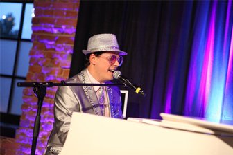 Musiker und Imitator Kay Dobberstein aus Frankenberg: Darum ist Elton John sein Idol - Kay Dobberstein lebt seit 18 Jahren in Frankenberg. Der Elton-John-Imitator ist am 9. Dezember beim Weihnachtsmarkt seiner Heimatstadt live zu erleben.
