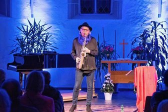 Musiker Volker "Holly" Schlott: Outing ein Novum in der Jazzbranche - Musiker Volker "Holly" Schlott bei seinem Auftritt in der Katharinenkirche in Oelsnitz im Rahmen seiner Solo-Tournee "Warming Sounds In Cold Days". 