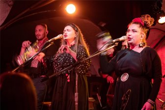 Musiker von Dikanda eröffnen in Plauen 32. Folkherbst-Saison - Die Sängerinnen Ania Witczak (rechts) und Kasia Bogusz mit Trompeter Szymon Bobrowski rissen das Publikum mit.