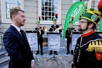 Musiker werben in Den Haag fürs Erzgebirge - Sachsens Ministerpräsident Michael Kretschmer und Jörg Küttner, der Künstlerische Leiter und Chefdirigent des Bergmusikkorps "Frisch Glück", während des Empfangs in der Residenz des deutschen Botschafters. 