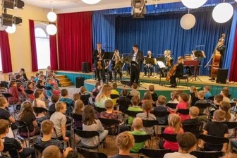 Musiker ziehen Kinder in Bann - 
