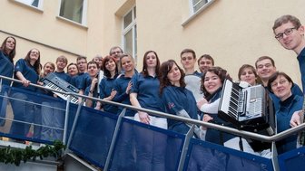 Musikerliebe führt zu Heiratsantrag - Das aktuelle Gruppenbild entstand im Glauchauer Ratshof-Atrium. Daniel Türschmann (6. von rechts) und Nadin Flechsig (10. von rechts) freuen sich mit den übrigen Mitgliedern von Tacctart auf das Jubiläumskonzert.