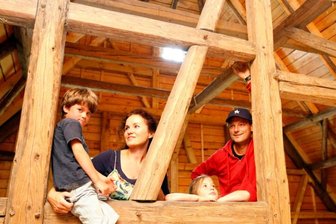 Musikerpaar aus Niederwiesa öffnet Gehöft am Denkmaltag - Die Eltern Elisabeth Kraus und Michael Scheitzbach mit ihren Kindern André und Anna-Lena. Die Familie freut sich, am Sonntag den ausgebauten Heuboden in der alten Scheune zu präsentieren. Beim Ausbau spielte Holz, das das diesjährige Thema des Denkmaltags ist, eine zentrale Rolle.