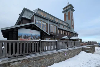 Musikevents im Erzgebirge: DJs erobern Gipfel des Fichtelbergs - Auf der Terrasse am Fichtelberghaus werden DJs erwartet.