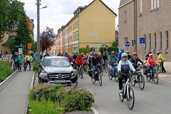 Musikfans radeln im Landkreis Zwickau von Konzert zu Konzert - Über 100 Radler waren bei den Fahrrad-Konzerten unterwegs, hier in Glauchau am Lutherhaus.