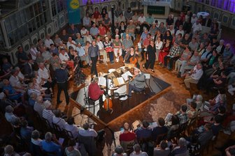 Musikfest Erzgebirge: Orgasmus - und das in einer Kirche! - Publikum auf allen Seiten: Die Lautten Compagney Berlin und das Gesangsquartett Capella Angelica musizierten in Grünstädtel gemäß historischem Vorbild am Runden Tisch.