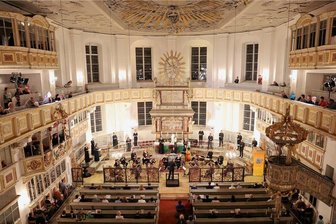 Musikfest Erzgebirge startet: "Kirchen sind ideale Konzertsäle" - Im September 2020 fand das Musikfest Erzgebirge unter Corona-Bedingungen statt - mit viel Abstand zwischen den wenigen Zuhörern, wie hier beim Eröffnungskonzert in der Schwarzenberger Georgenkirche. 