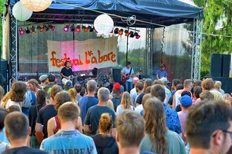 Musikfestival am Mühlteich feiert 20-jähriges Bestehen - Das Festival L*abore, hier ein früheres Bühnenprogramm, erlebt am Freitag und Samstag seine 20. Auflage in Hauptmannsgrün.