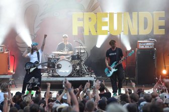 Musikfestival gegen Rechts in Meck-Pomm: Sportfreunde Stiller und Deichkind rocken Jamel - Die Band «Sportfreunde Stiller» spielt beim Demokratiefestival "Jamel rockt den Förster". Das Festival ist eine Protestaktion gegen die starke Neonaziszene des Ortes. Anlässlich des 15-jährigen Bestehens feiern 3500 Menschen auf der Wiese.