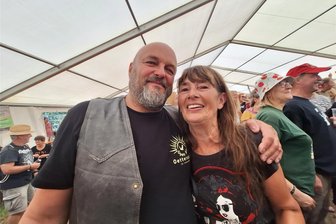 Musikfestival: Heiratsantrag auf der Oettersdorfer Bühne und ein Papagei unter den Besuchern - Andreas aus Oberhavelland machte seiner Patricia auf der Bühne einen Heiratsantrag.