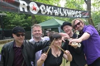 Musikfestival lockt viele Besucher in Stollberger Pionierpark - Zur Band "Irgendwas mit Extra", die in Stollberg auftrat, gehören (v. l.) Uwe Ruch, Christian Wesener, Melanie Große, Endrik Meyfarth sowie Christian Rödel. 
