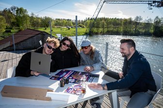 Musikfestivals 2026: Von Kolibri bis Kramba – hier feiern die Mittelsachsen - Letzte Abstimmungen vor der Premiere im August (v. l.): Pascal Sobeck, Aileen Hunger, Jan Palaty und Ronny Schubert feilen an Plakat und Programm des Kolibri-Festivals.