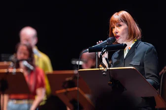 Musikfestspiele in Dresden: Wie Suzanne Vega eine fast vierstündige Oper krönt - Klingt immer noch wie im „Luka“-Song vor 39 Jahren: Suzanne Vega am Mittwochabend in Dresden.