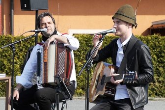 Musikgenuss aus sicherer Entfernung - Die Musiker Thomas "Rups" Unger und Toni Kraus, bekannt durch "De Randfichten", sorgten vor dem Azurit-Seniorenzentrum "Alte Zwirnerei" für eine ausgelassene Stimmung.