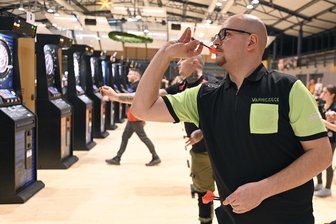 Musikhalle Markneukirchen empfiehlt sich der Darts-Szene - Zu den Teilnehmern gehörte Felix Steiniger vom Verein Dartkeller Erlbach.