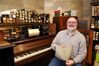 Musikkabinett Augustusburg zeigt seinen Schatz - Im Musikkabinett von Jörg Einert in Augustusburg lagern über 1500 Notenrollen. Große Komponisten haben ihre Werke auf Selbstspiel-Klavieren eingespielt und damit der Nachwelt erhalten.