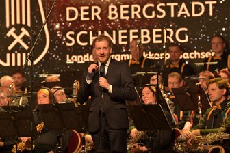 Musikkorps im Erzgebirge überrascht Ministerpräsident Kretschmer bei Jubiläumskonzert - Sachsens Ministerpräsident Michael Kretschmer hat zum Jubiläum des Musikkorps der Bergstadt Schneeberg gratuliert.