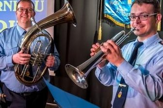 Musikkorps mit sieben Auftritten in drei Tagen - Udo Brückner und Tony Fritzsche(v. l.) - hier in einer Videobotschaft zum 70. Jahrestages der Gründung des Musikkorps - bilden weiterhin die Vorstandsspitze des Olbernhauer Orchesters.