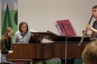 Musikschüler aus dem Erzgebirge proben für "Jugend musiziert" - 20 Schülerinnen und Schüler aus der Musikschule des Erzgebirgskreises wollen beim diesjährigen Wettbewerb "Jugend musiziert" die Juroren begeistern - unter anderem Salome Uhlig am Klavier und Justus Herzig mit der Klarinette. Dafür wird eifrig geprobt. Betreut wird das Duo von Lehrerin Ivanova Snejana. 