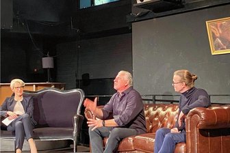 Musikschüler zeigen im Theater Freiberg ihr Können - Schöne Einstimmung auf das 2. Sinfoniekonzert der Mittelsächsischen Philharmonie: Orchestermanagerin und Konzertdramaturgin Hanne Tautorus, Dirigent Marco Zambelli und Disponent Ulrich Braunegg (r.) bei der Konzerteinführung am Donnerstagabend in der Bühne in der Borngasse Freiberg. Zambelli erläuterte seine ganz eigene Sicht auf die Werke im Sinfoniekonzert "Musikmetropolen - Paris 1900. Foto: Heike Hubricht