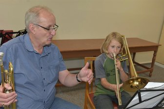 Musikschul-Urgestein aus Markneukirchen nimmt Abschied: Thomas Weigelt geht in den Ruhestand - Nach 43 Jahren als Lehrer an der Musikschule Vogtland geht Thomas Weigelt jetzt in den Ruhestand. Sein Schüler Gideon Polomsky sagt: „Er ist der beste Lehrer, den ich kriegen konnte.“