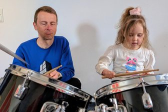 Musikschule Freiberg lädt ein: Ein Haus voller Klänge und Entdeckungen - Schlagzeuglehrer Matthias Hüttich zeigt Emilia Rosa die ersten Schlagübungen.