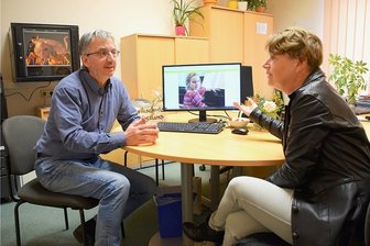 Musikschule in Reichenbach peppt Internet-Auftritt auf - Andreas Häfer spricht mit Angelika Riechert über die neue Webseite der Musikschule Reichenbach. Auf dem Bildschirm ist Nele Hufenbach zu sehen, die im Oktober den 2. Preis für junge Pianistinnen beim Clara-Schumann-Wettbewerb in Leipzig gewonnen hat