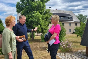 Musikschule Johanngeorgenstadt: Wohin sie umziehen soll - Johanngeorgenstadts Bürgermeister André Oswald im Gespräch mit Kulturministerin Barbara Klepsch (r.) und Musikschulleiterin Rosmarie Hennig vor dem Wunschobjekt in der Schillerstraße 3.