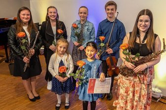 Musikschule Rodewisch plant Benefizkonzert für die Ukraine - Erfolgreich bei "Jugend musiziert": Tessa Weinhold, Damaris Kreisel, Anna Bauer, Neela Humboldt, Hao Rebecca Li, Nils Blechschmidt und Lena Rölz gaben an der Musikschule Rodewisch ein Preisträgerkonzert. 