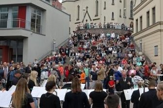 Musikspektakel ohne Toilettenschlüssel - Rund 350 Besucher waren auf dem Teichplatz.