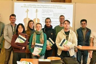 Musikstadt: Erstmals Empfang für "Erstis" - Willkommen in Markneukirchen: Bürgermeister Toni Meinel (Zweiter von links) hat die neuen Studenten im Studiengang Musikinstrumentenbau in der Merz-Villa begrüßt.