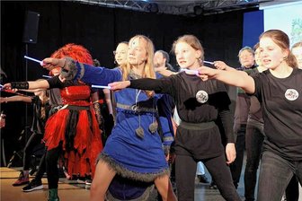 Musiktheater Rabenschnabl steht vor Premiere - Gibt es Hoffnung für die Kinder? Hermine macht sich mutig auf die Reise. 