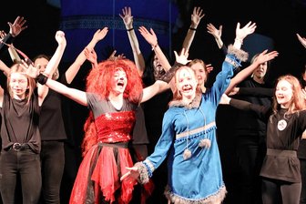 Musiktheater Rabenschnabl: Warum das Winterstein-Theater Lieblingsspielstätte ist - Marie Illig (Mitte rechts) und Flora Hänsel (Mitte links) spielen die Hauptrollen im Musical.