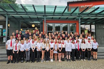 Musikverein Frankenberg feiert 15. Geburtstag - Sinfonisches Blasorchester, Nachwuchsorchester sowie die Bläserklasse vor dem Stadtpark Frankenberg.