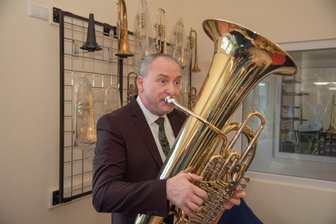 Musikwettbewerb im Vogtland: Erstmals reist ein Teilnehmer aus Malaysia an - Jörg Wachsmuth spielt eine Tuba von HSM Markneukirchen - und leitet im Mai die Jury.