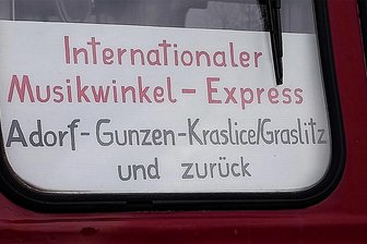 Musikwinkel-Express startet am 4. Februar in Adorf in die Fahrsaison 2024 - Das Schild für den Musikwinkel-Express des Fördervereins Obervogtländische Eisenbahnen.