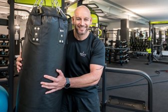 Muskeln stählen nachts um drei: 24-Stunden-Fitnessstudio in Pobershau eröffnet - Am Samstag können Interessierte zu einem Tag der offenen Tür im Pobershauer Studio ein Probetraining absolvieren. Mitinhaber Marcel Engeln wird den Besuchern die Geräte erläutern.