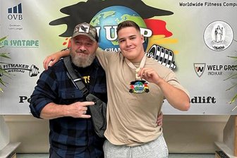 Muskelpaket aus Geyer hilft jungem Hünen aus Oberwiesenthal - Die Kraftsportler Uwe Haase und Arne Becker (r.) - hier als Gewinner bei der Juniorenweltmeisterschaft 2022 - haben in Wien nicht nur Erfahrungen gesammelt. 