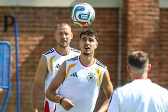 Muskelspiele beim DFB-Training: "Jeder bei 100 Prozent" - Ein kraftvolles Signal setzen Aleksandar Pavlovic (M) und Waldemar Anton (l) beim Abschlusstraining.